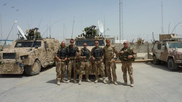 Kenneth og teamet foran pansrede køretøjer i Afghanistan