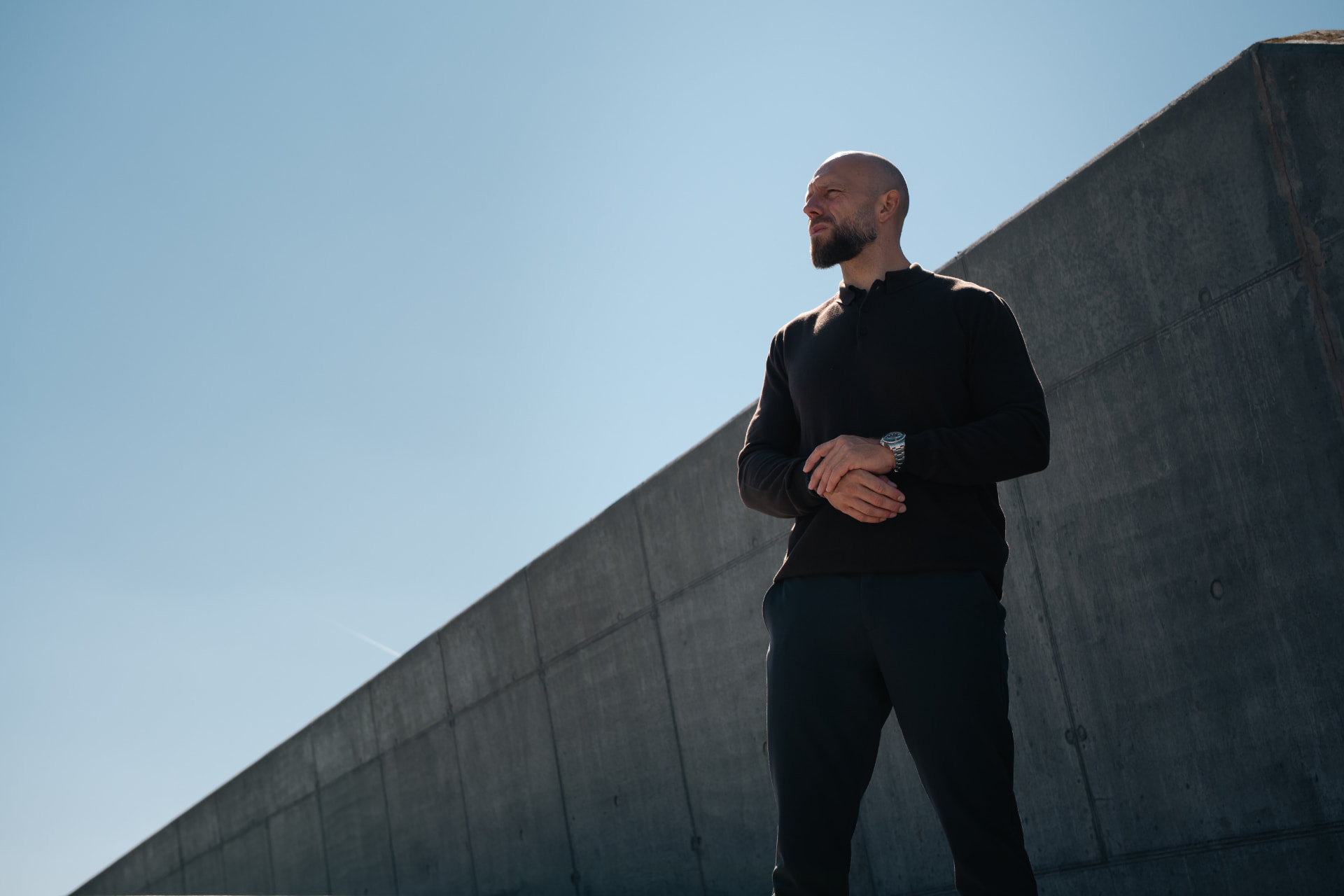 Kenneth Lagstrøm foran en betonmur under åben himmel